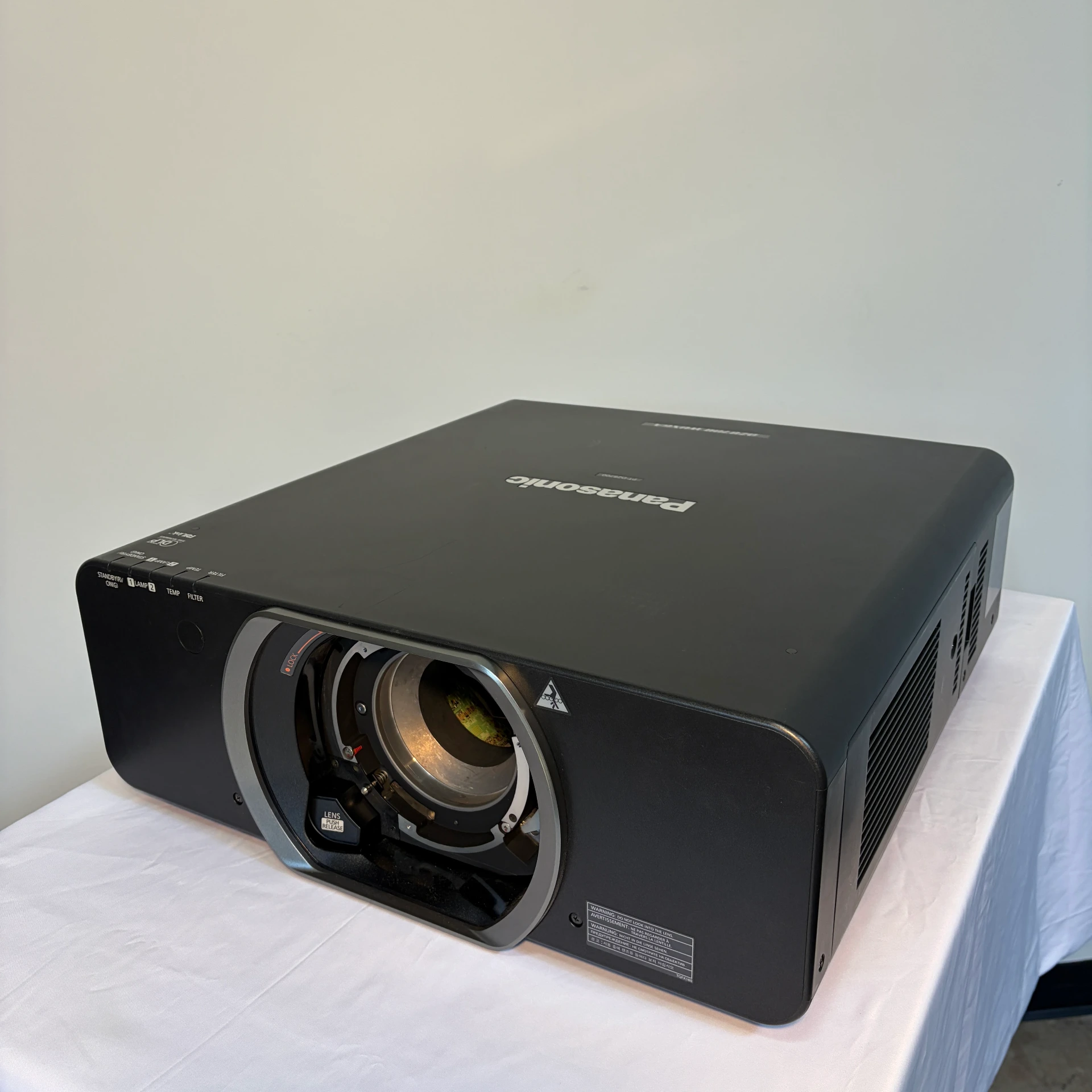 [V213] Panasonic PT-DZ8700 Large-Venue 10,000 Lumen Projector