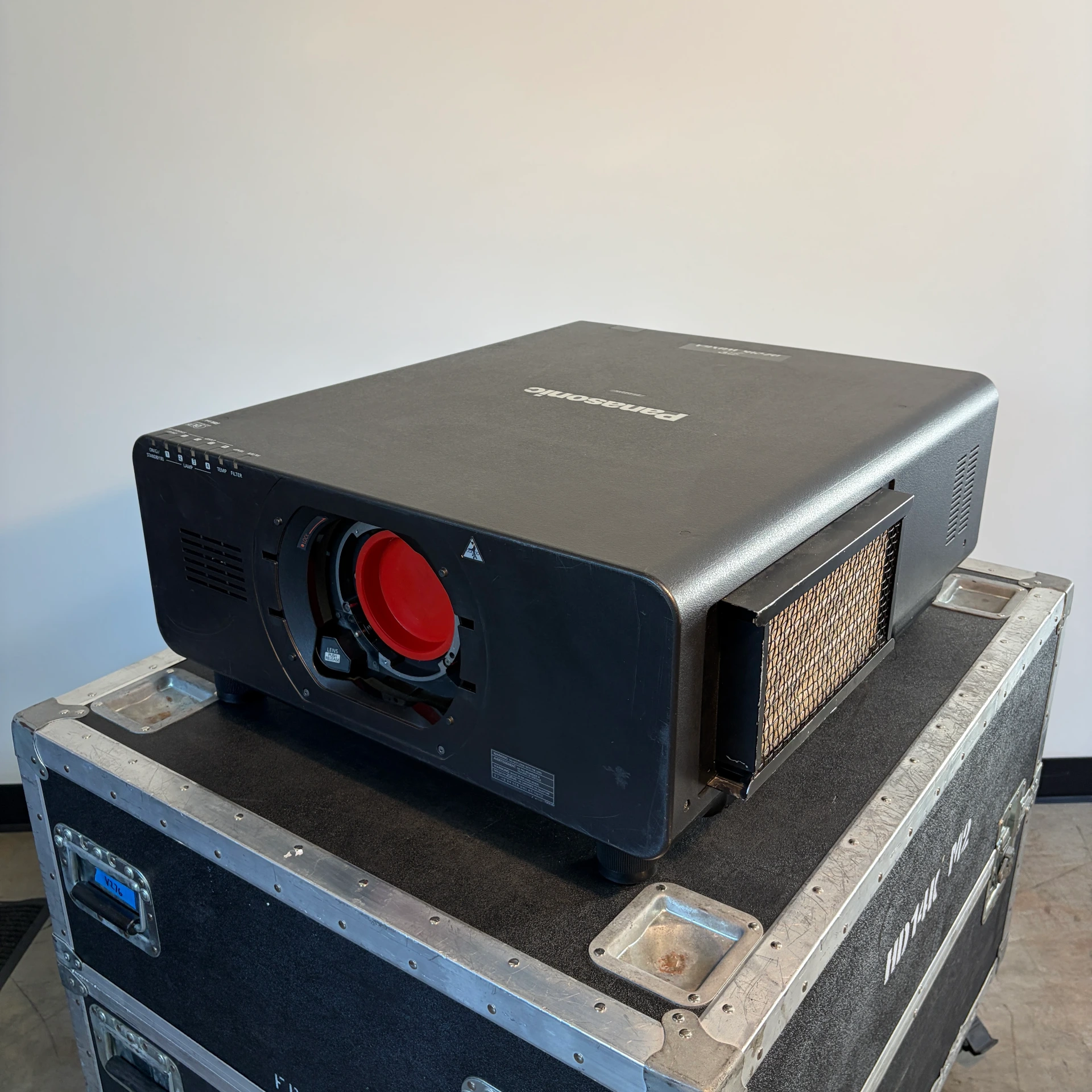 [V276] Panasonic PT-DZ21KU 20,000 Lumen WUXGA Projector NICE (Cleaned, Tested)
