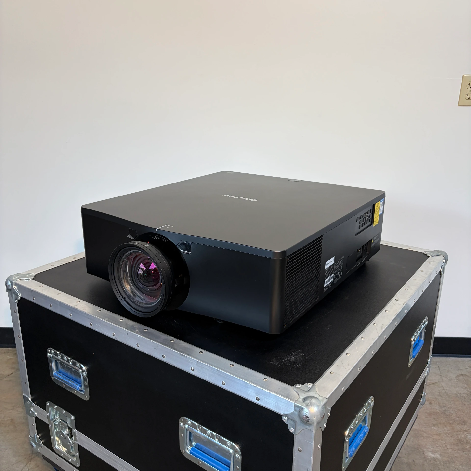 [V304] Christie D20WU-HS [140-063100-04] 20K WUXGA Laser Projector — 22 Hours with Case